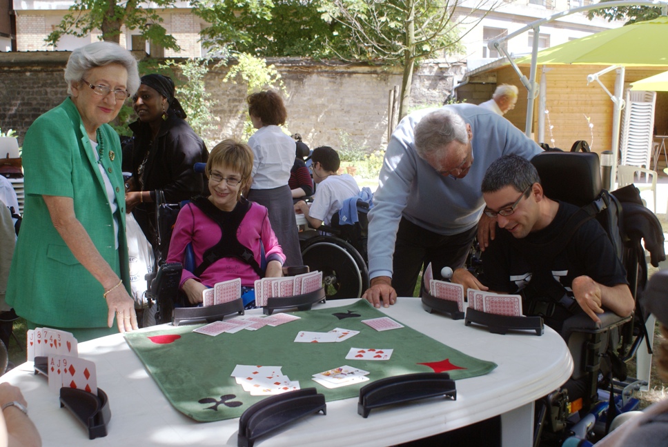 bénévoles et personnes handicapées jouant au bridge